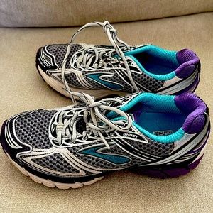 Size 6 Brooks